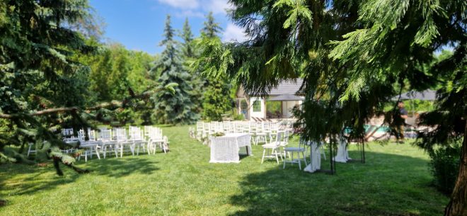 Egy kültéri esküvő kastélyban nem csak szép, hanem élményszerű.