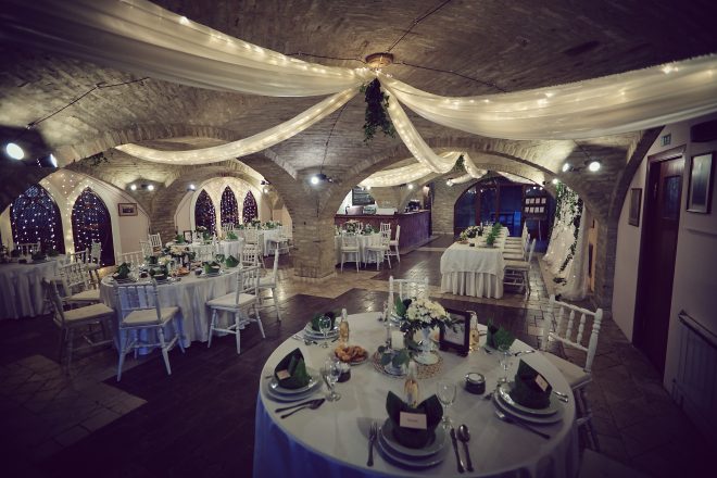 Az utóbbi években egyre több pár dönt úgy, hogy nem egy hagyományos rendezvénytermet választ, hanem inkább egy kastélyt.